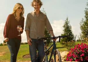 Photo of 2 people walking - Visit Loudoun County